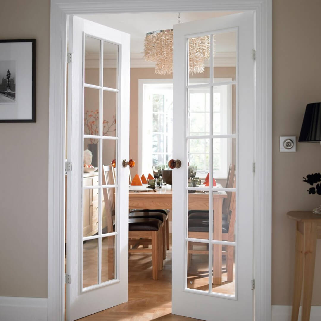 Межкомнатные двери со стеклом, преимущества и недостатки 